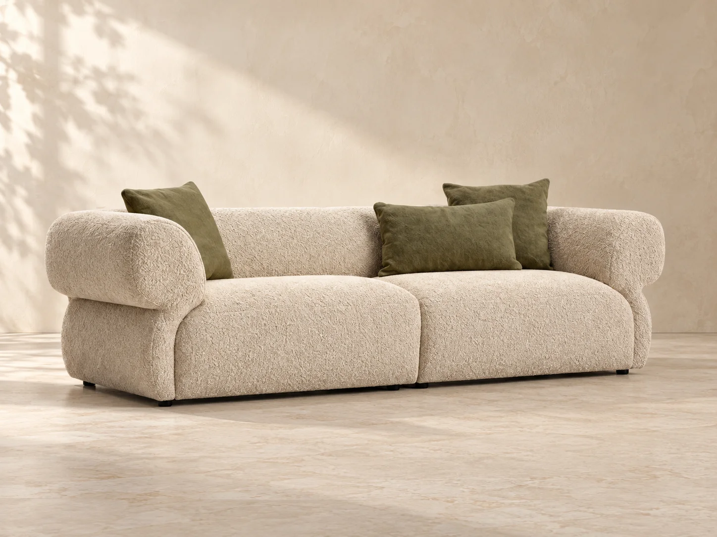 Cremefarbenes Bouclé-Sofa mit olivgrünen Kissen