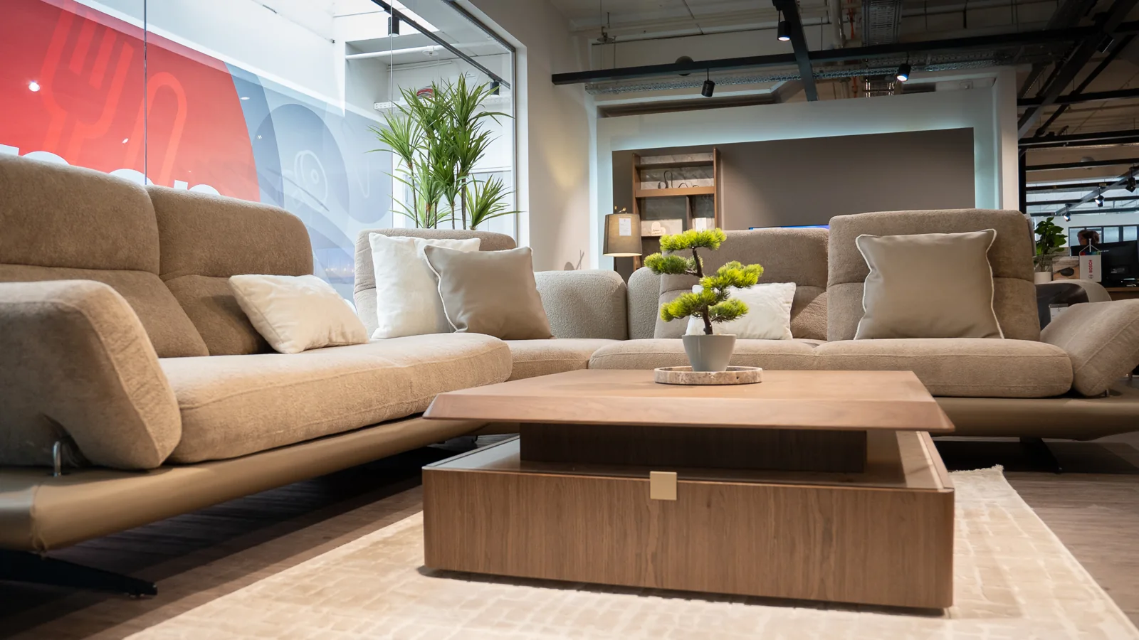 Beiges Ecksofa mit Couchtisch im MöbelAtlas Schauraum in Eisenstadt